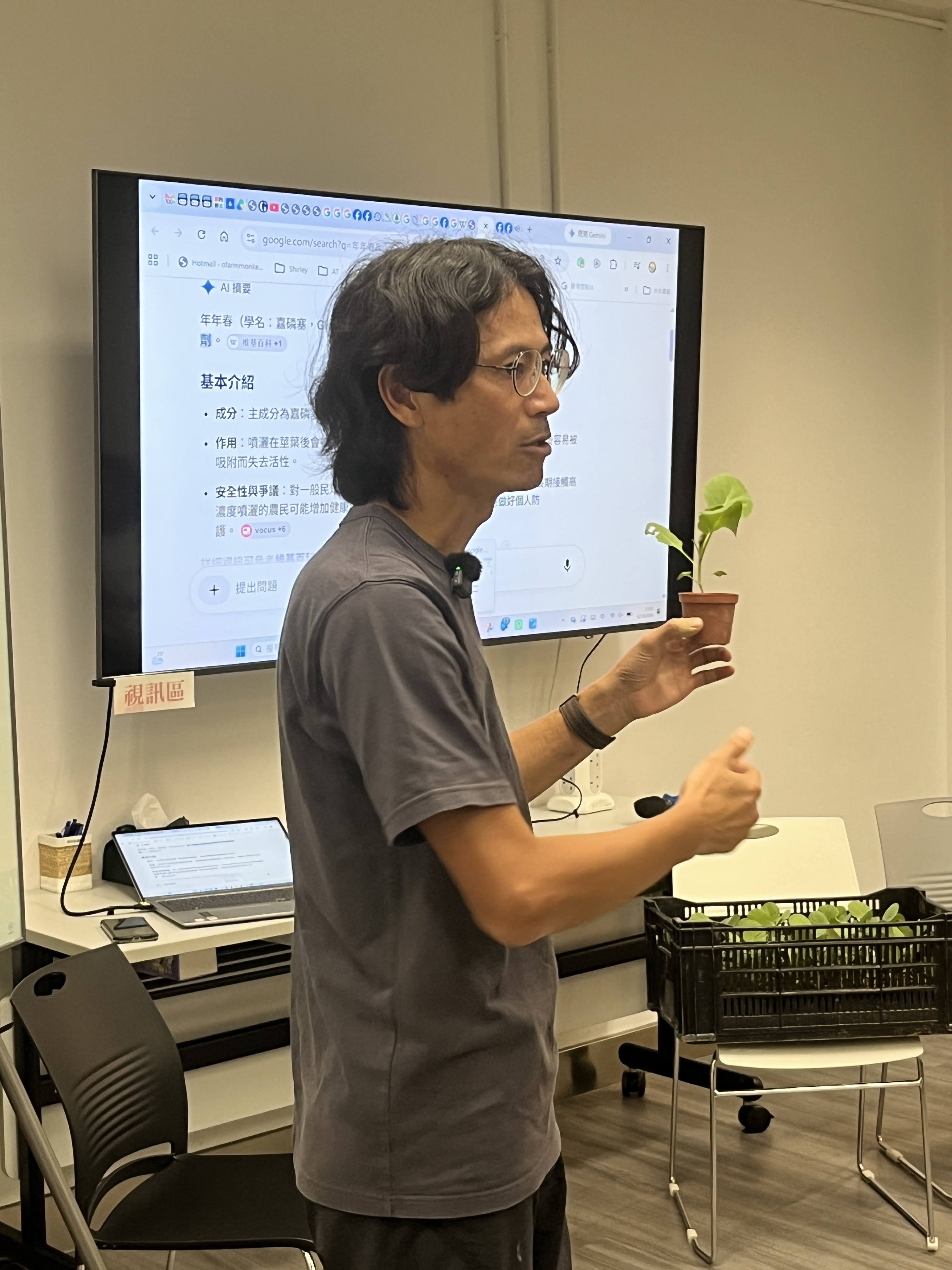 講者手持咖啡幼苗，分享種植技術